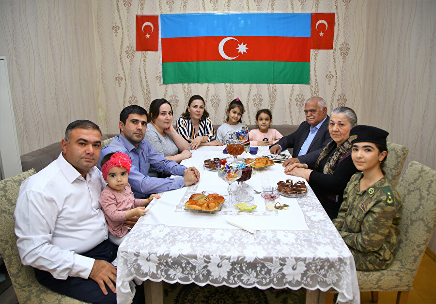 Bakü'deki evlerini Azerbaycan ve Türkiye bayraklarıyla süsleyen Hasanov ailesinde günlerdir bayram yaşanıyor. 