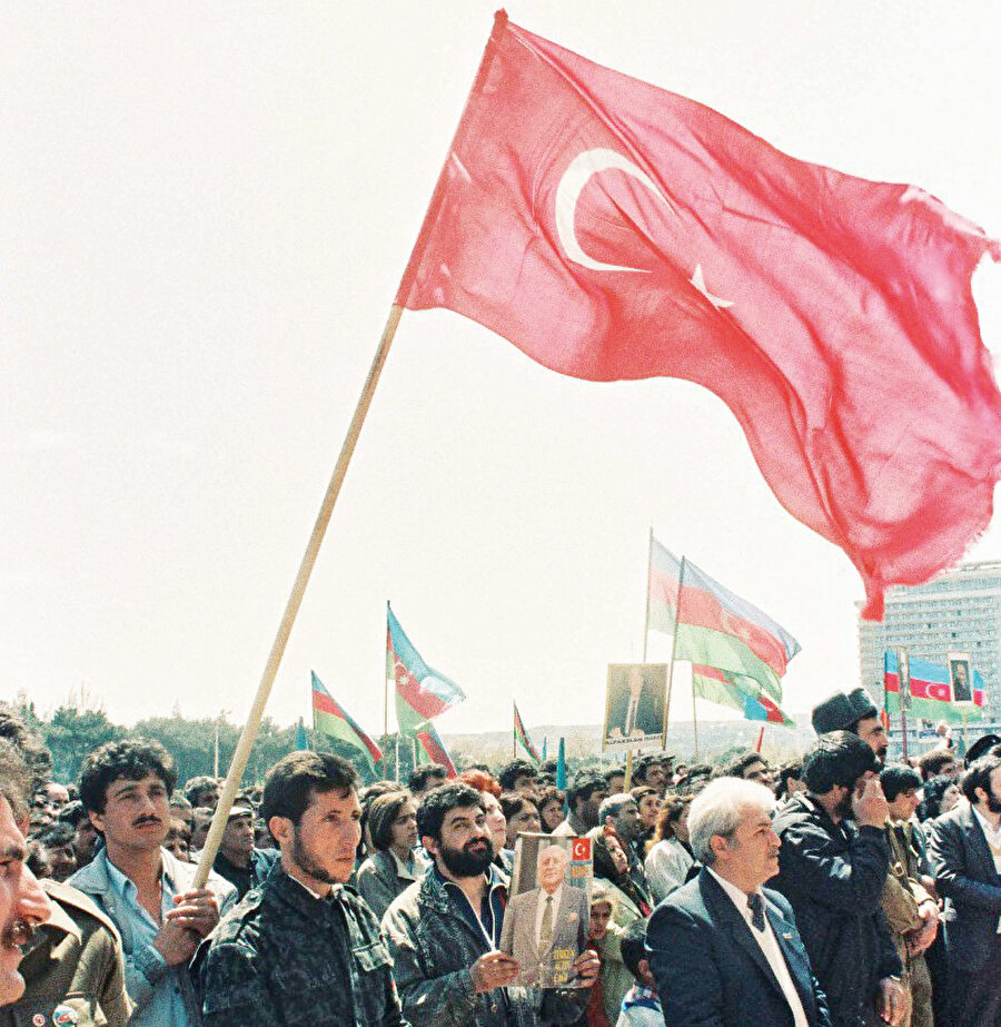 20.yüzyılın başlarında “ortak dil, ortak kültür” konusunda çeşitli platformlarda bir araya gelen Kafkasya, İdil Ural, Türkistan Türkleri artık farklı etnik kimlik adıyla bir birinden kopmuş duruma gelmişti. Azerbaycan Türkleri Azerbaycanlı kimlği altında, Türkistan Türkleri Kazakistanlı, Kırgızistanlı, Özbekistanlı, Türkmenistanlı olarak “Sovyet vatandaşı” üst kimliğinde bir araya gelebiliyordu. 