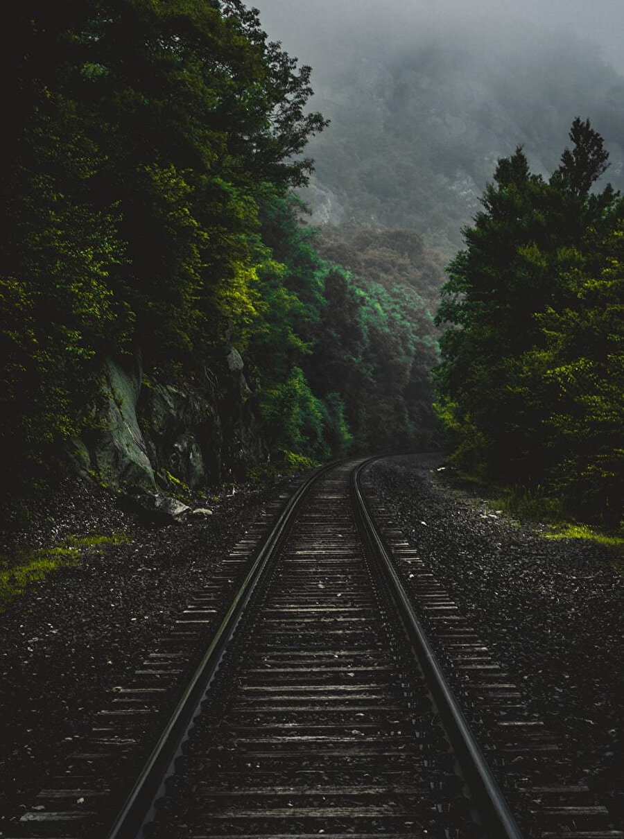 Tren yolunun altı ile üstü dahi fark ediyordu işte: Altı sahil üstü üç vardiya! 