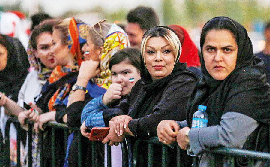  İran Türkleri, büyük çoğunluğu yönetimden daha radikal Fars Milliyetçisi olan muhalefette bir türlü istediğini bulamıyor. 