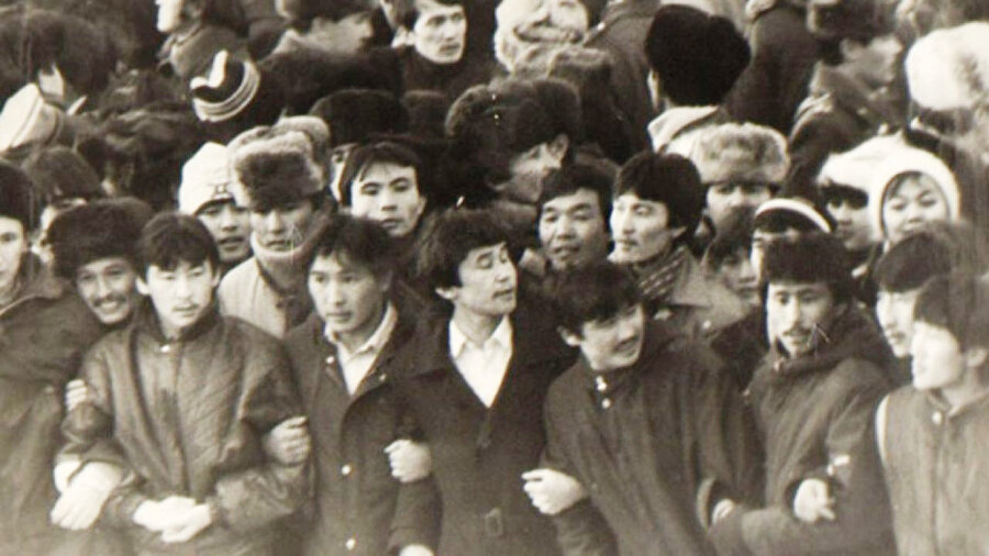 Sovyetlerin dağılmasıyla ülkeler kendiliğinden bağımsızlık ilan etmedi. Aralık ayında 200 öğrenci Almatı sokaklarında Sovyet polisinin kurşunlarıyla can verdi.