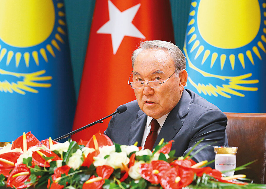 Ülkenin ilk cumhurbaşkanı Nursultan Nazarbayev “Kazak Türk Kurultayı” düzenleyerek yurtdışındaki Kazakistanlıları ülkelerine çağırdı.