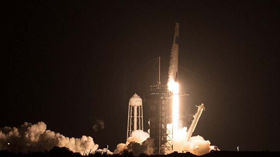 SpaceX'e ait Dragon uzay aracının fırlatılış anı
