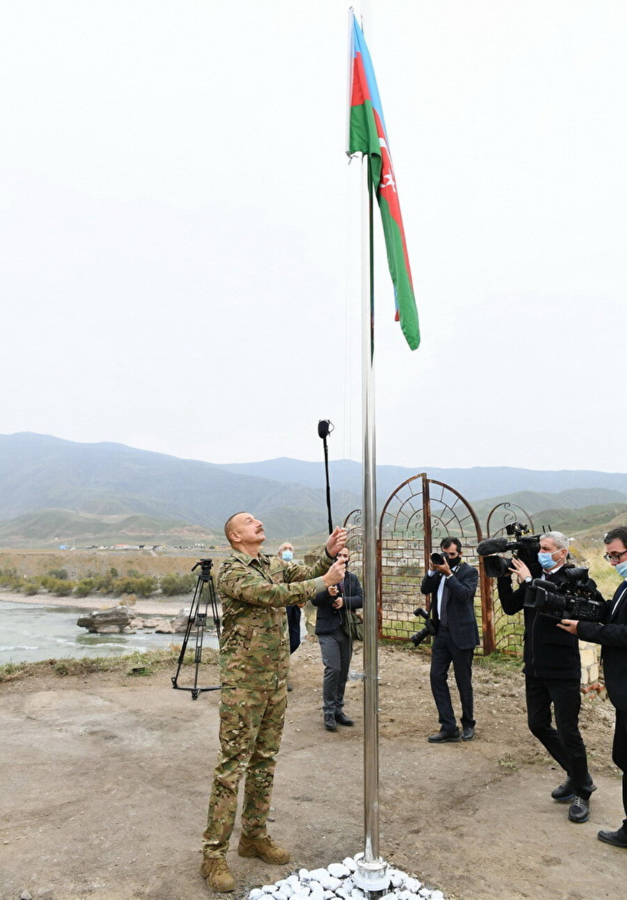 Üç renkli bayrağı göndere çeken Aliyev, 