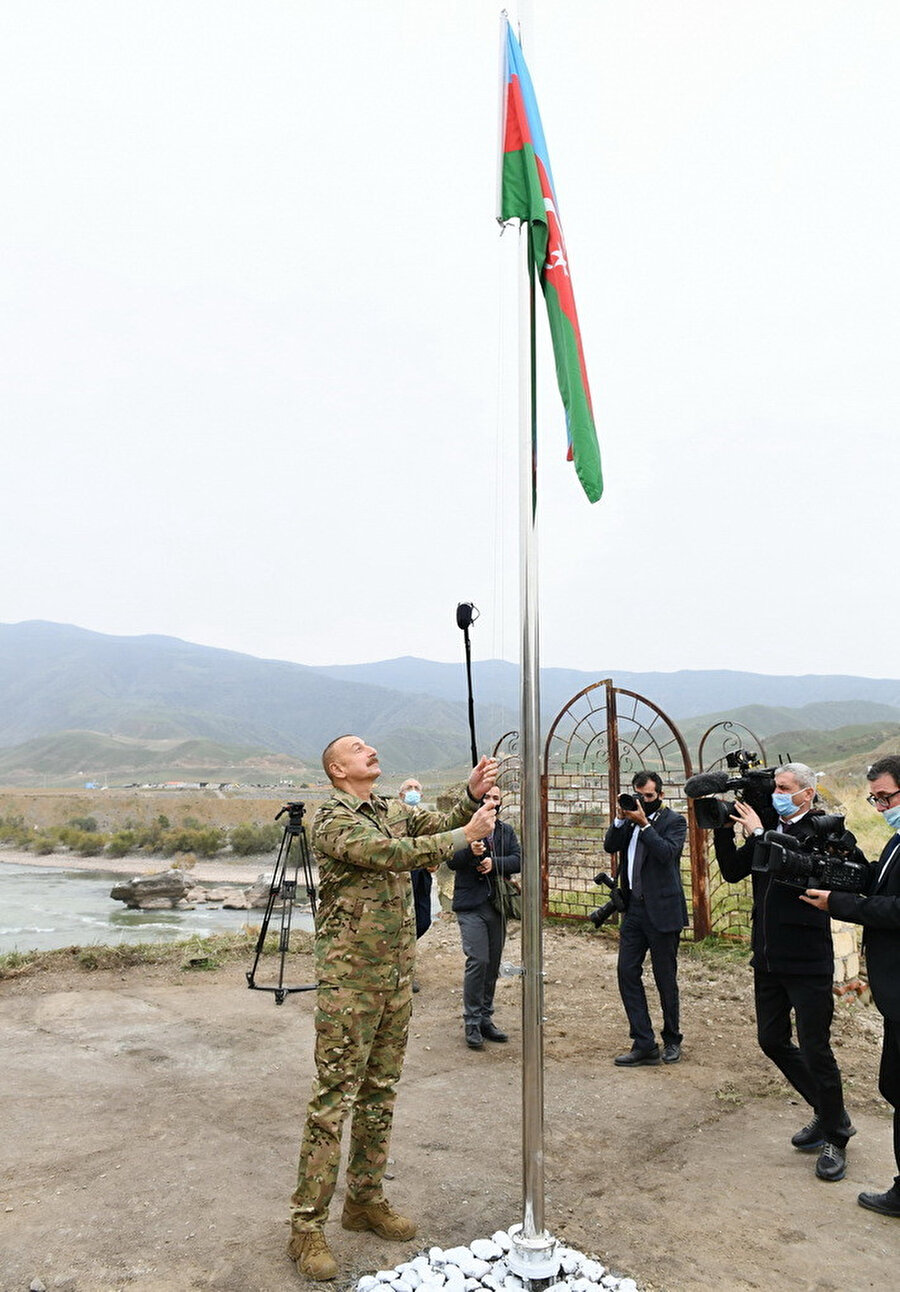 Üç renkli bayrağı göndere çeken Aliyev,