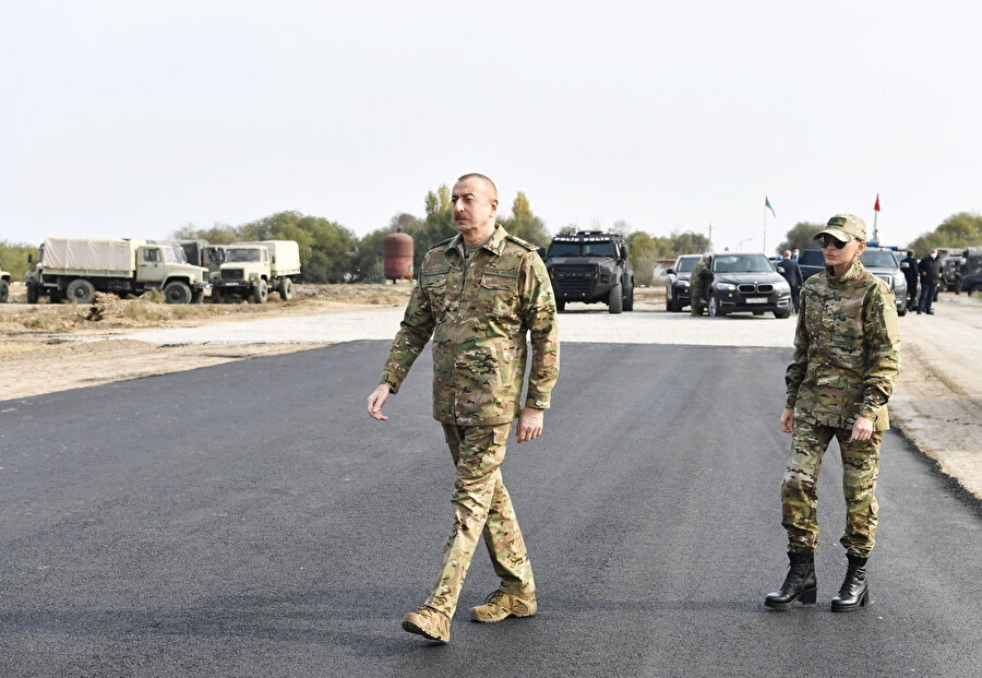 Aliyev, Fuzuli ve Şuşa arasında yapılacak yeni yolun temel atma törenine katıldı.