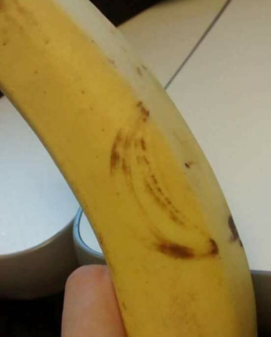 ​
Çocuğunun dövmesini yaptıran muz​