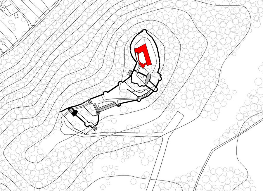 Kalenin yerleşim planı. Kırmızıyla belirtilen kısım, projenin kapsamındaki saray kısmı.