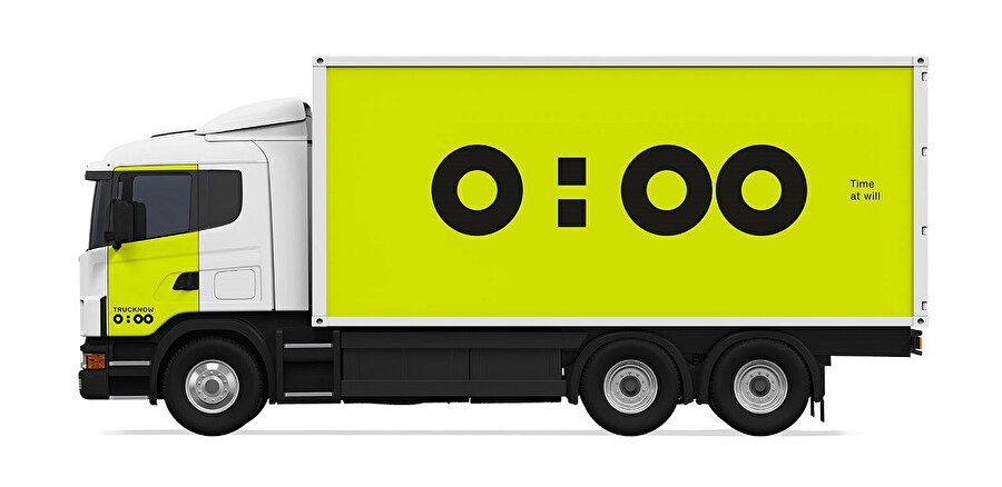 "İstenen Zaman (Time At Will)" sloganının kamyon yüzeyinde kullanımı.