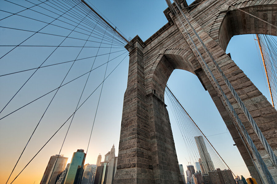 Brooklyn Köprüsü, kule ve çelik kablolar.