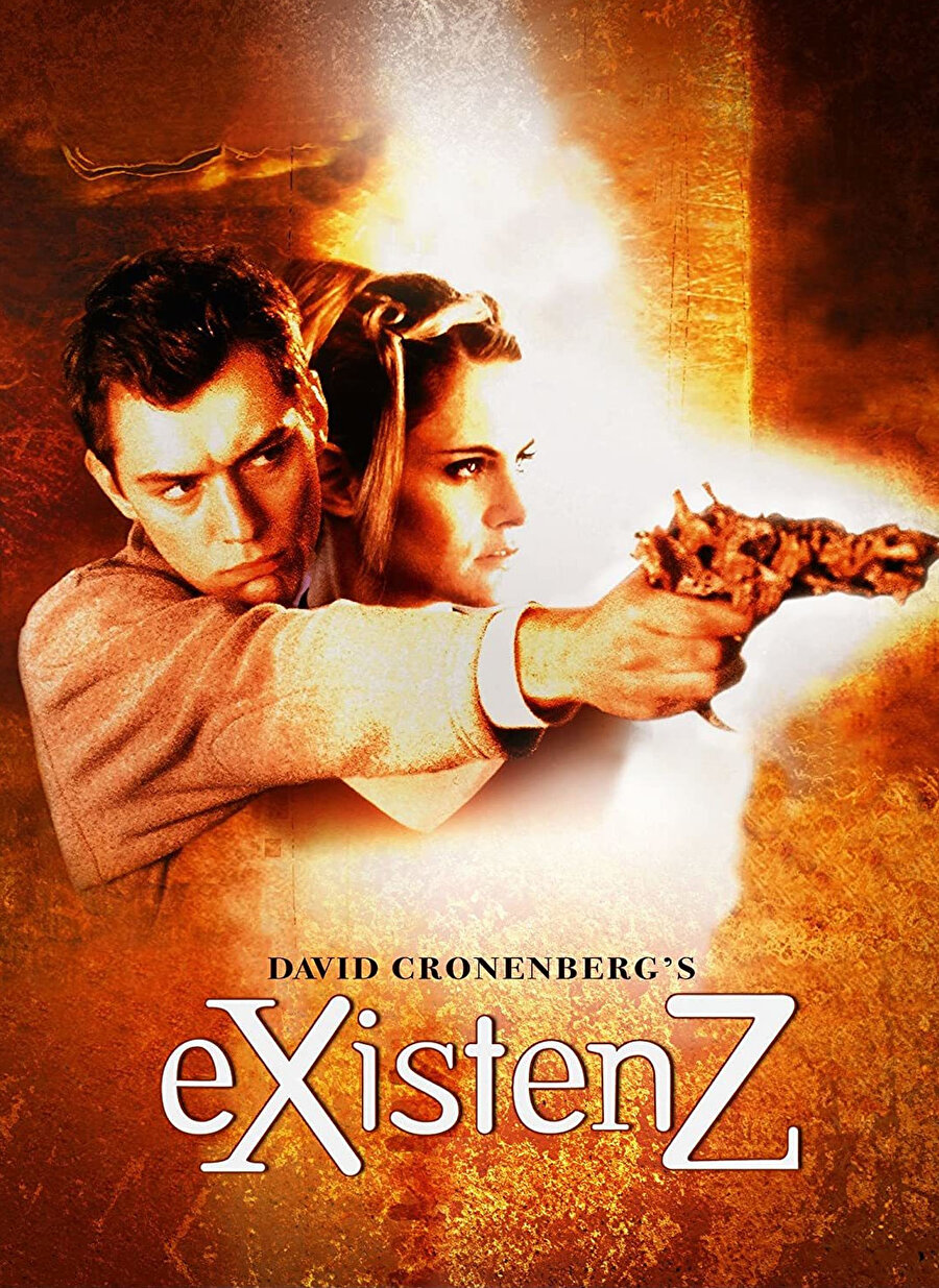 Cronenberg'in ExistenZ (1999) filmi bize yirmi yıl öncesinden kitlelerin katıldığı oyun ortamlarını pek güzel canlandırdı.