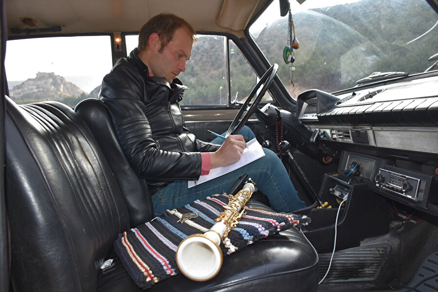 Besteleri için ilham kaynağı olan klasik aracını sıfır araçla bile değiştirmedi