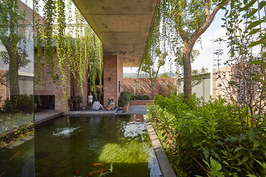 Ev, bahçesi ile kullanıcıya doğayla iç içe bir atmosfer sunuyor.