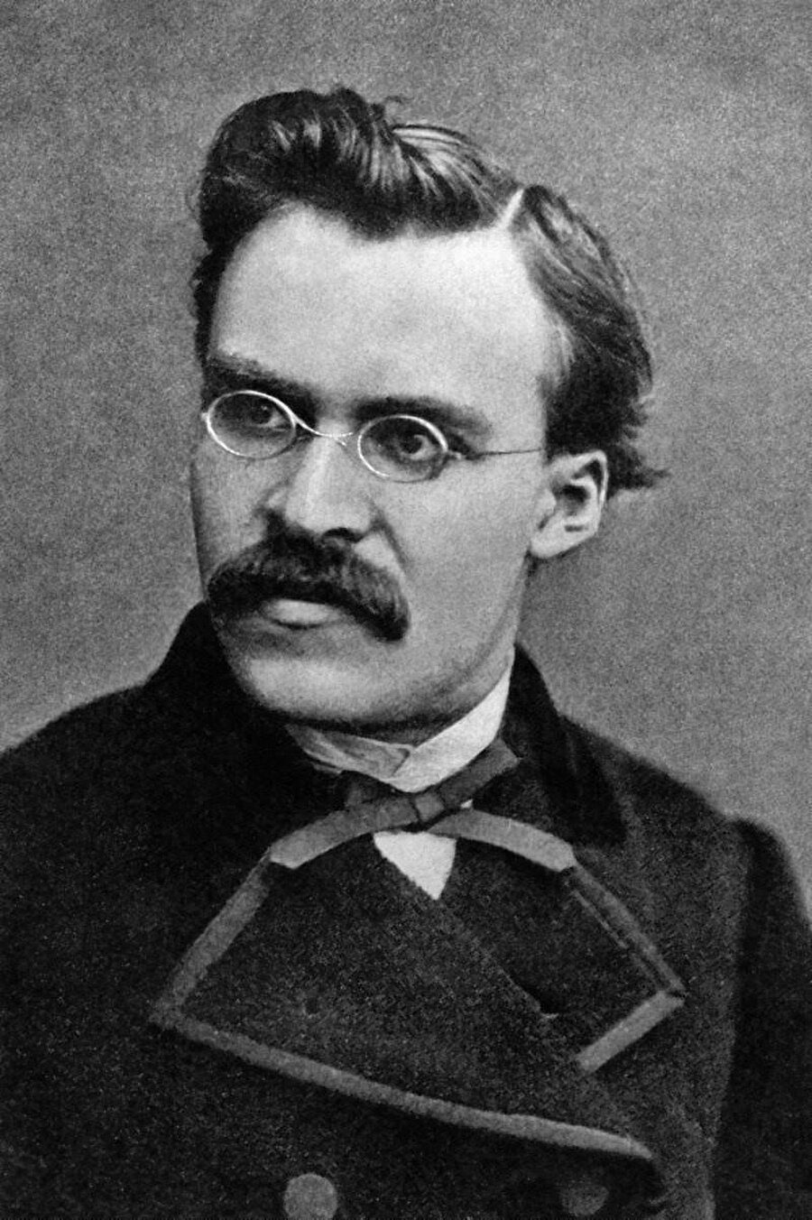  Nietzsche’nin aktif nihilizm diye tarif ettiği, “yok etmenin öfkeli bir şekilde patlaması”na yol açan şiddet yüklü, kaotik ve belirsiz bir dünyanın ortasına fırlatılmış durumda.