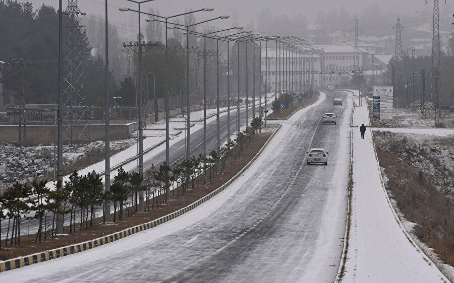 Kars merkeze mevsimin ilk karı düştü
