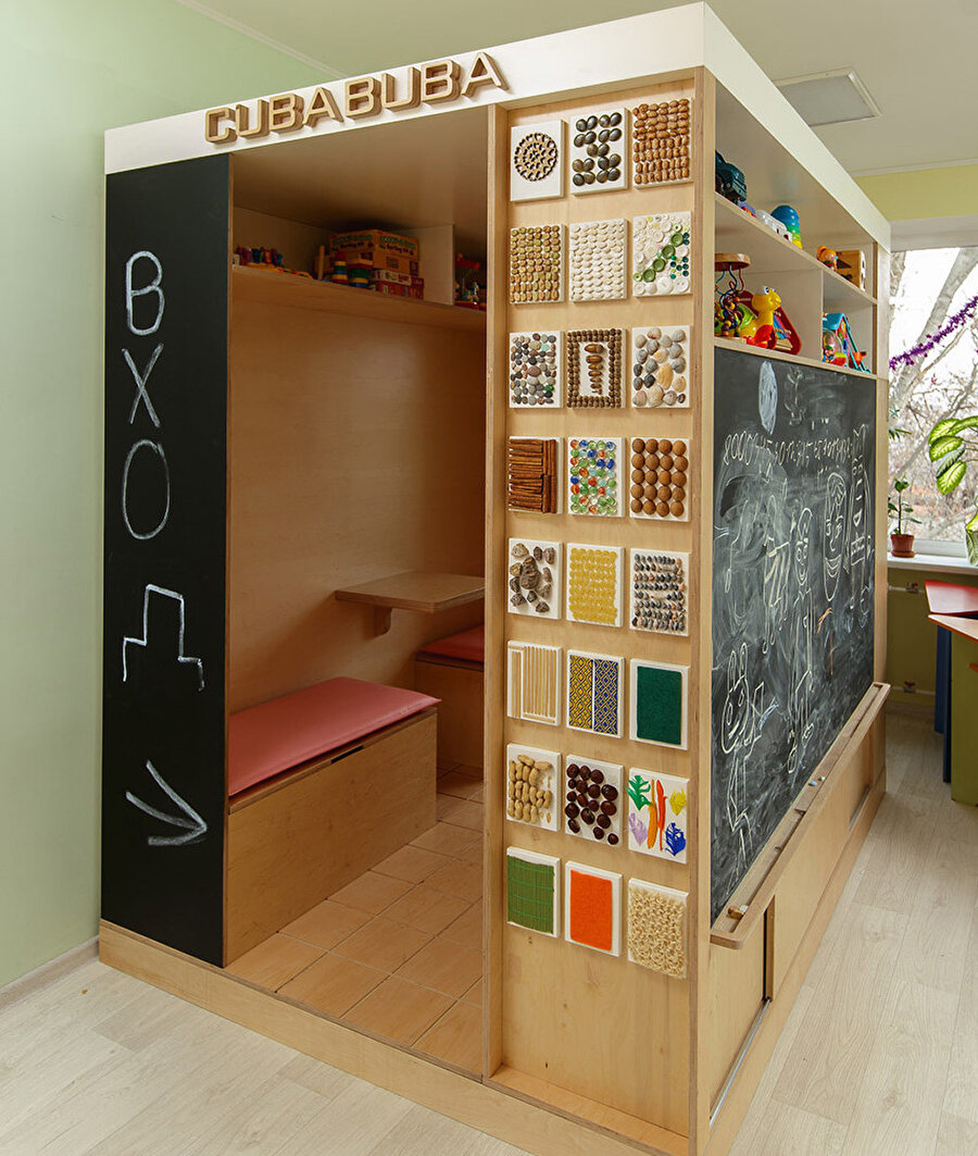 "Cuba-Buba 3" isimli modül; dışarıda bir çizim tahtası, içeride oturma birimleri ve oyuncak dolu rafları ile adeta çocuklar için bir oyun evi oluşturuyor. 