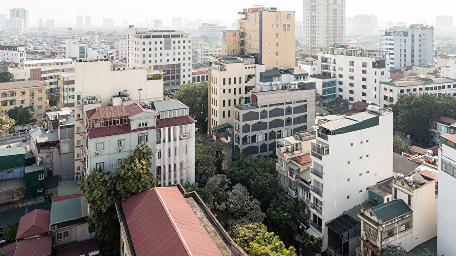 Hanoi ve Saigon gibi büyük Vietnam şehirlerindeki geleneksel yüksek evlere "tüp ev" adı veriliyor.