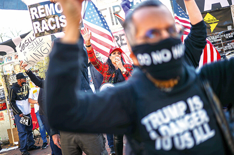 Ne Amerika’da, ne de İngiltere’de iyi saatte olsunlara rağmen, koltuğa istemedikleri birinin gelmesi mümkün olabilir mi? Trump örneği de bu gerçeği değiştirmez.