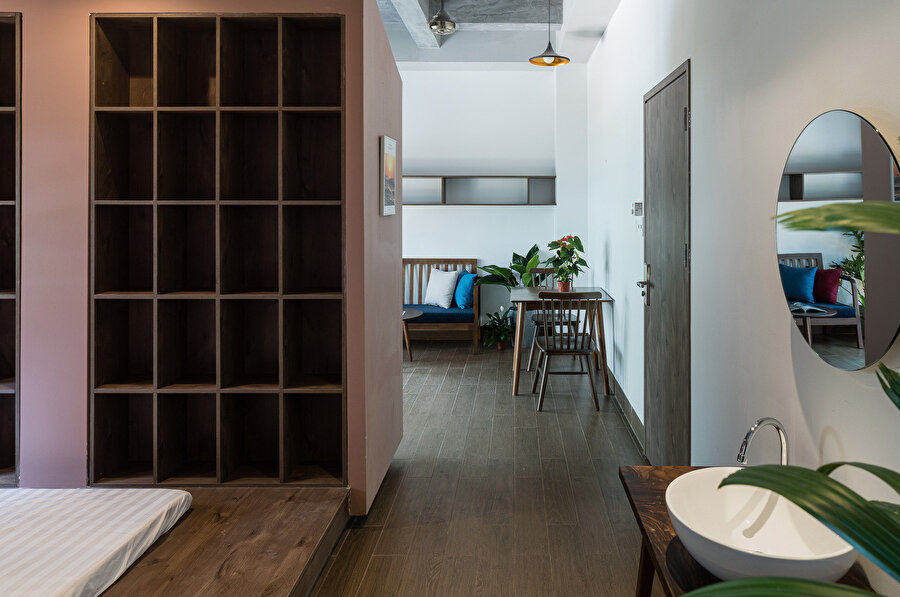İkinci kattaki orta daire, kullanıcılara bungalov dışında bir dinlenme alanı sunuyor.