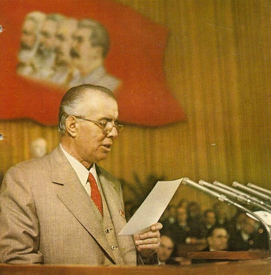 Enver Hoca, yaklaşık 40 yıl boyunca Komünist bir rejimle yönettiği Arnavutluk'un dünyayla olan bağlarını koparmış, ülkeyi içine hapsetmişti.