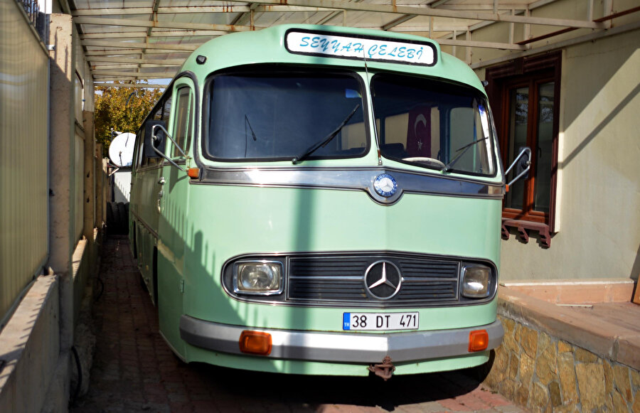 Babasının emanet bıraktığı 1955 model otobüse özenle bakıyor