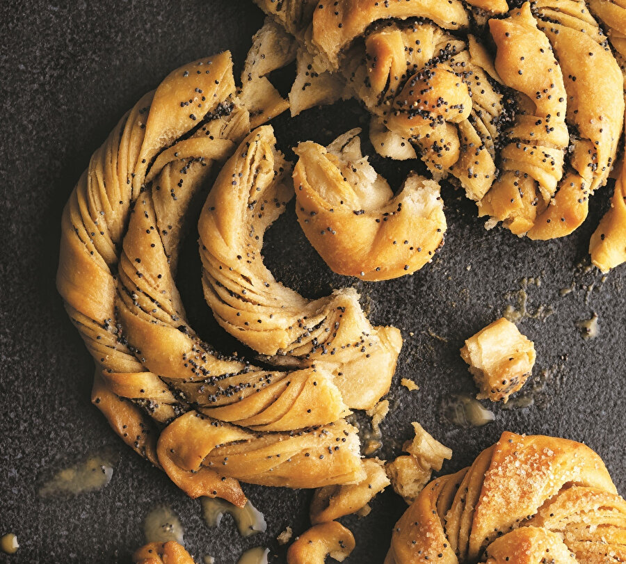 Keçiboynuzu Özlü ve Kakaolu Tahinli Çörek