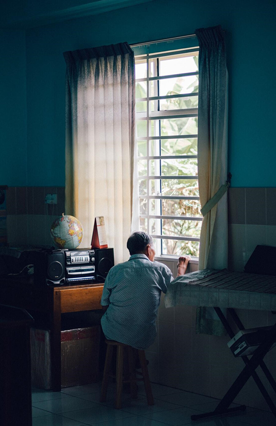 Aslında tek kişilik hayatlarımız vardı. Görünür kalabalık içinde eriyip giden görünmez yalnızlıklarımız bizi rahatsız etmiyordu.