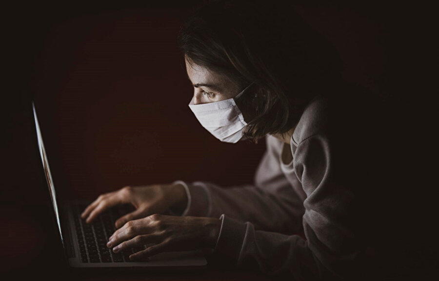 Evrimleştikçe fakirleşen sosyalleşme sürecimizde, kara delik gibi derinleşen iç boşluklarımızı fark edemedik.