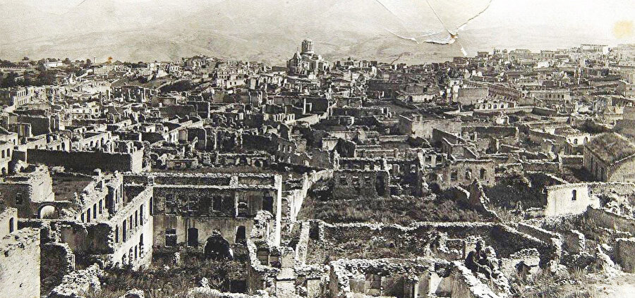 Karabağ’da bugün yaşanan gerilimin tarihi ise 1813 yılında bölgenin Rus Çarlığına geçmesiyle başladı. Bu tarihten sonra İran ve çevre bölgelerdeki Ermeniler Karabağ’a getirilerek bölgenin nüfus yapısı değiştirildi.
