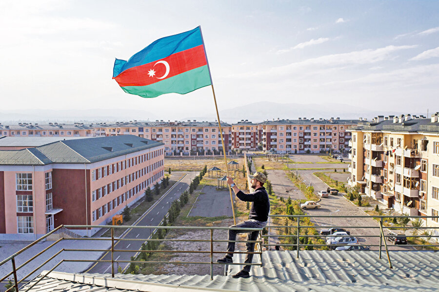 • Yaklaşık 70 yıl sakin bir dönem yaşayan Karabağ, Sovyetlerin dağılmasıyla yeniden Ermeni terörünün merkezi haline geldi. 1975’te kurdukları terör örgütü ASALA ile başta Avrupa olmak üzere diasporanın olduğu her yerde Türklere karşı katliamlar yapan Ermeni teröristler, 1990’da bu terör eylemlerini Azerbaycan toprağı olan Karabağ’a taşıdı.