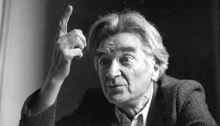 Ortodoks bir papazın oğlu olarak dünyaya gelen Cioran, Sibiu şehrinde Colegiul National Gheorghe Lazăr Lisesi’nde okumuş ve on yedi yaşından itibaren Bükreş’de felsefe ve estetik öğrenimi görmüştür. 