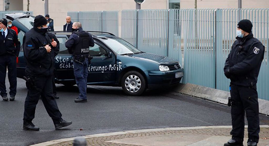 Başbakanlık binasına çarptan aracın üzerinde, 'Sizi kahrolasıca çocuk ve yaşlı katilleri' ifadeleri yer alıyor