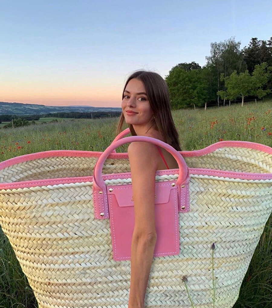 1 günlüğüne arkadaşımda kalmaya gidiyorumdur​