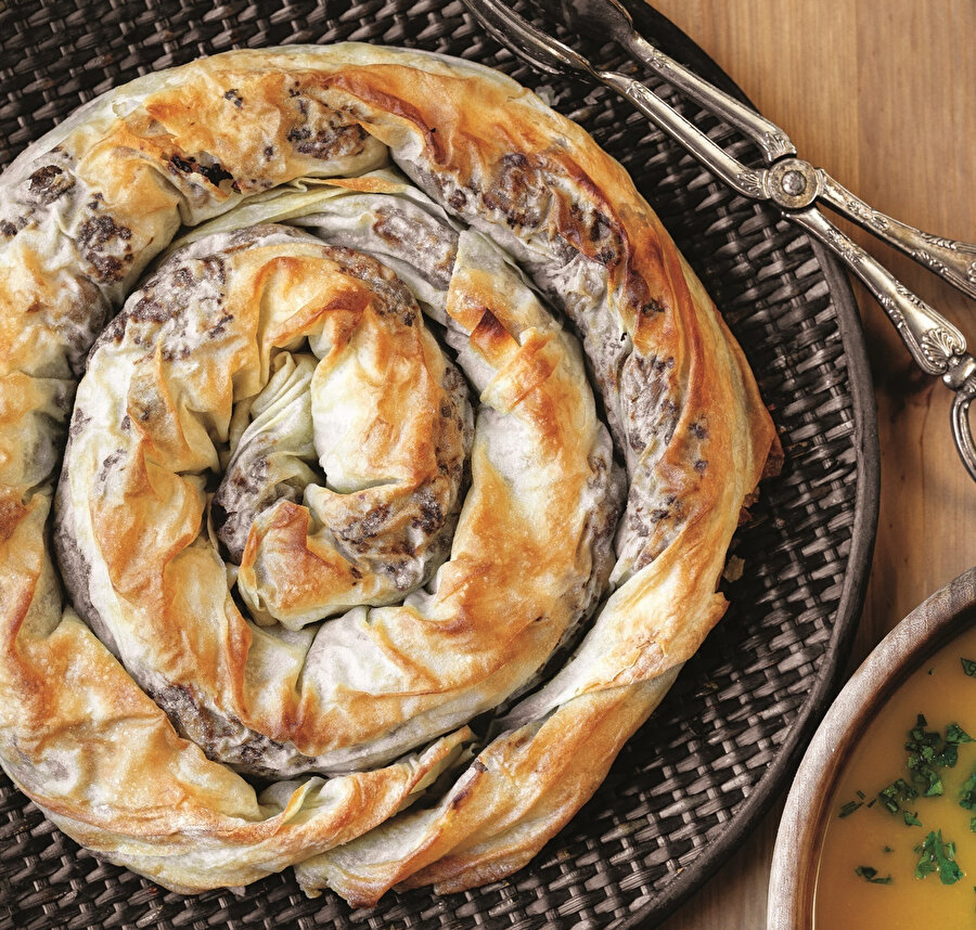 Karamelize Mantarlı Kıymalı Börek