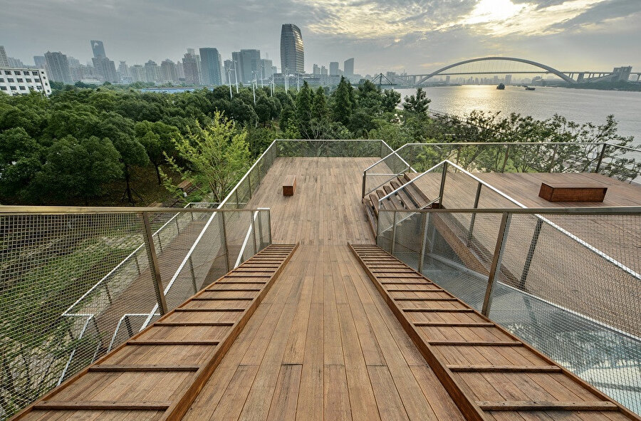Çatı katındaki platformdan görülebilen Huangpu Nehri ve Lupu Köprüsü.