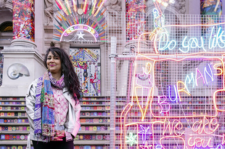 Chila Kumari Singh Burman, Tate Britain'ın cephesini birden fazla yönden aydınlatan enstalasyon tasarımıyla.