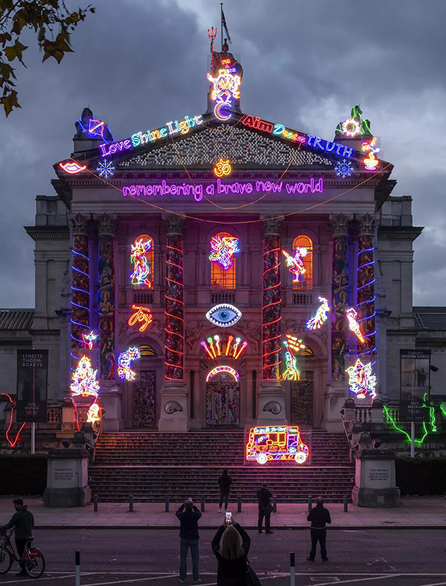 Enstalasyon, Tate Britain'ın revak ve alınlığını kapsıyor.