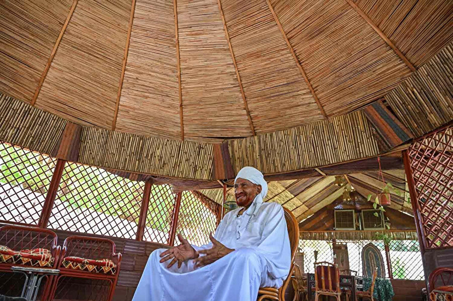 Sâdık el Mehdî, 1935’te Sudan’ın Umm Durman bölgesinde doğdu.