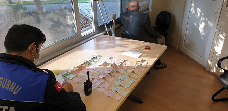 Dilencinin üzerinden çıkanlar saymakla bitmedi: Dolar, euro, araba anahtarı