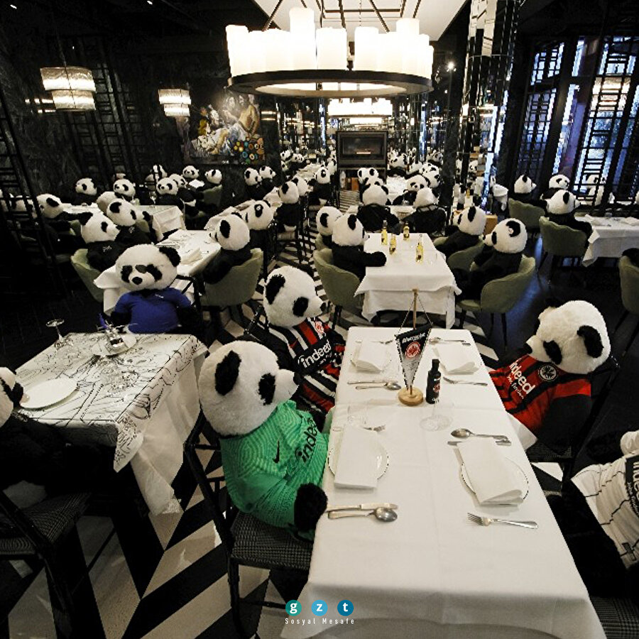 Koronadan kapanan restoranında oyuncak pandaları müşteri gibi ağırladı