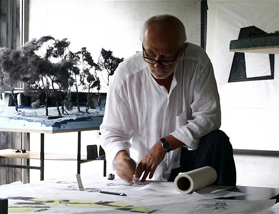 Zumthor eskiz çalışması yaparken.