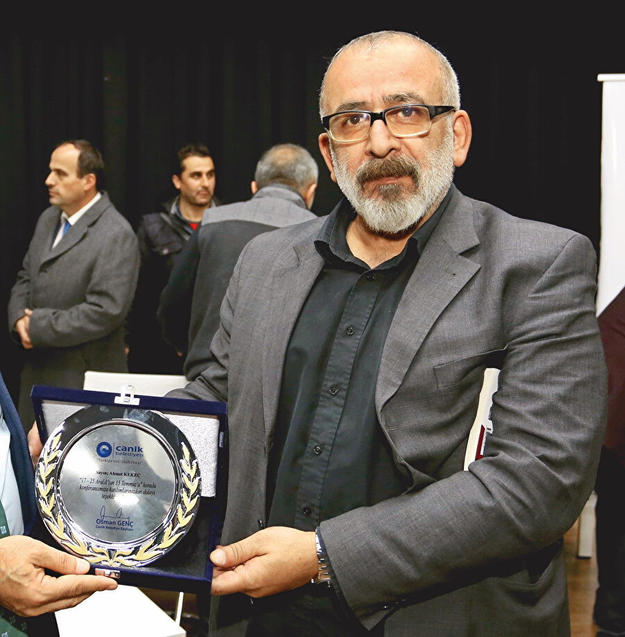 Özellikle FETÖ’cüler, kendileriyle amansız bir mücadele içinde olan Kekeç’in vefatını, güçlü bir düşmandan kurtulmuş ve zafer kazanmış kadar sevinçle karşıladı. Muhalif, solcu ve FETÖ’cülerin Kekeç’in arkasından yazdıkları ise “Arkasından 40 iti havlatmayan kurt, kurt değildir” sözünü hatırlattı. Yaşarken bu sürüyü çok inleten Kekeç, vefatıyla da onlara ıstırap olmaya devam etti.