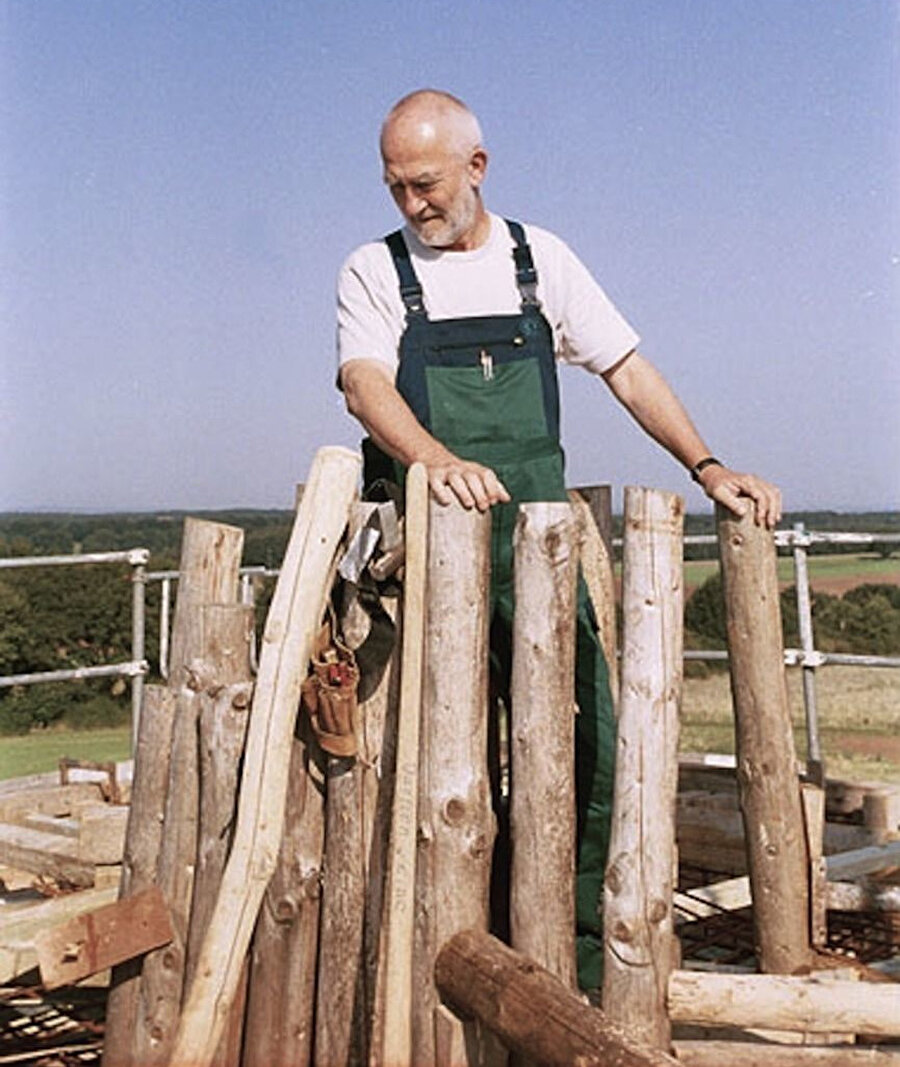 Peter Zumthor beton dökümü sırasında çalışırken.