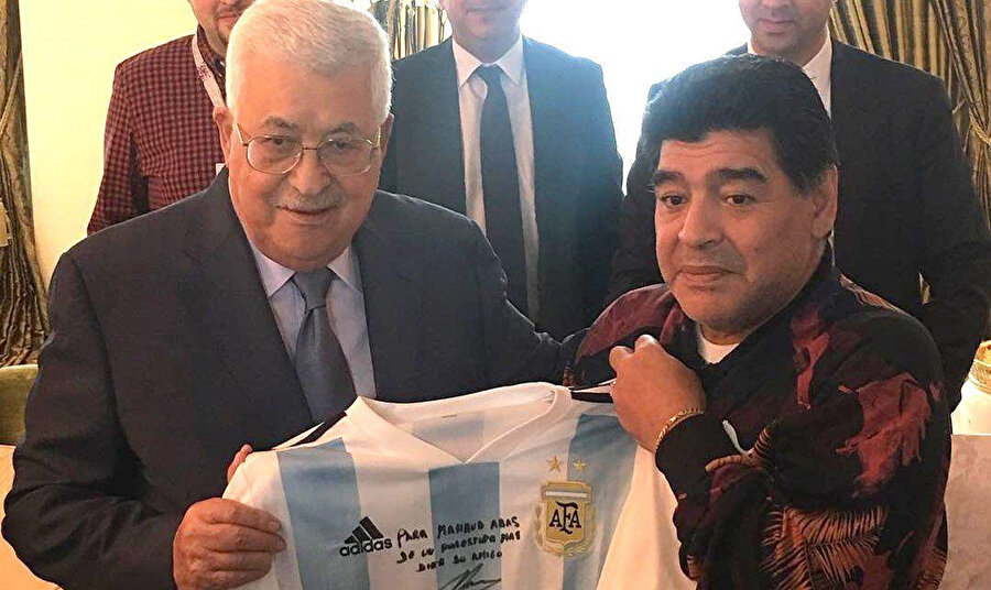 Maradona'nın Temmuz 2018'de Rusya'da gerçekleştirilen Dünya Kupası sırasında Filistin Devlet Başkanı Mahmud Abbas'la görüşmesi.