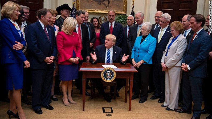 ABD Başkanı Donald Trump kanun metnine imza atarken, Roosevelt Odası, 2017