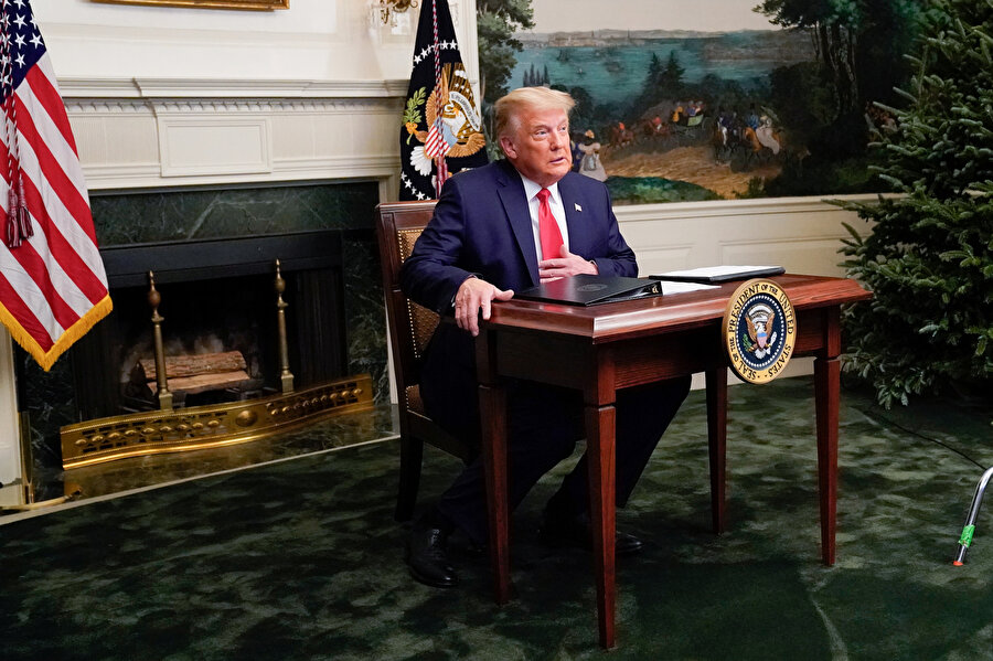 ABD Başkanı Trump'ın basın toplantısında neden küçük bir masa kullandığı gündem konusu oldu