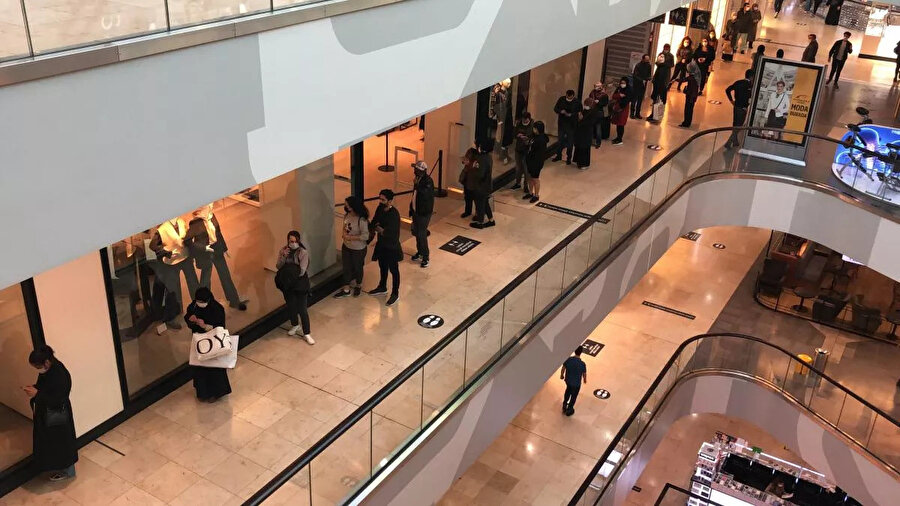 Koronavirüse aldırmadan alışveriş için sıraya girdiler