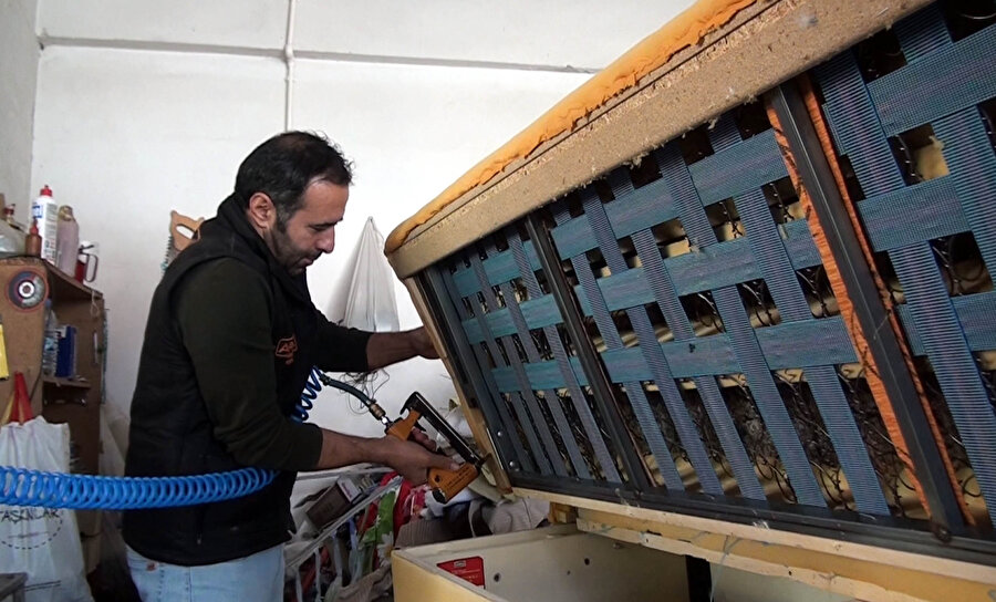 Tamir ettiği koltuktan çıkanlar şaşkına çevirdi