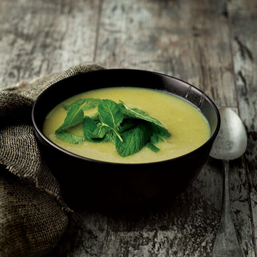 Tavuk Suyuna Bezelye Çorbası tarifi