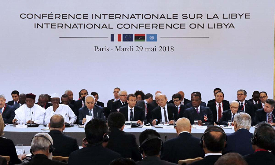 Macron, 2018'de ise daha kapsamlı bir girişimle Paris'te Libya Zirvesi'ne öncülük ve ev sahipliği yaptı.